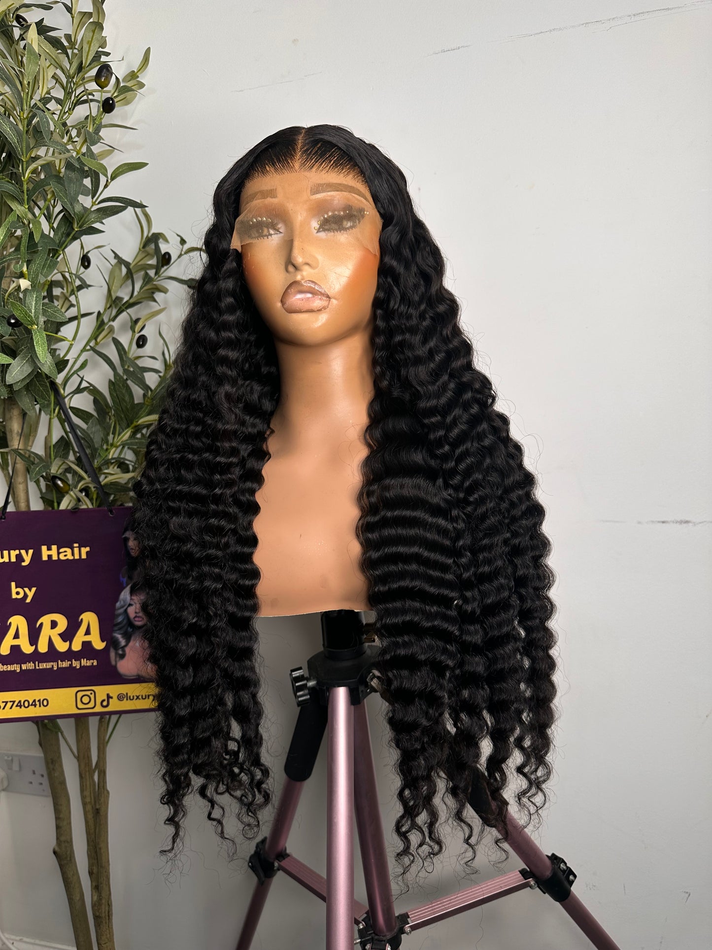 26 inches SDD Soft luna deepwave, 5by5 glueless closure. Natural colour. 350g density .