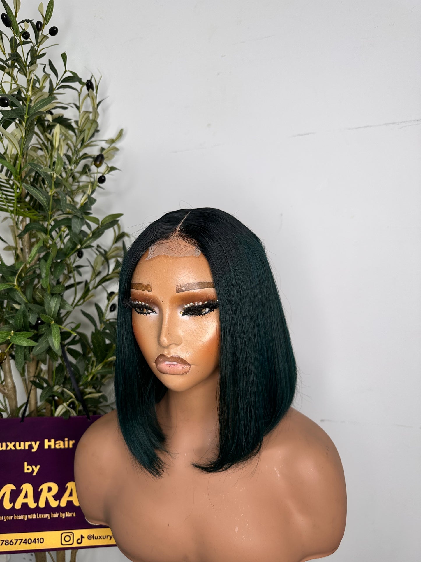 10 inches Natural dark green with dark root Bob unit with 2by6 closure( 2by6). Beautiful Bob uniy.