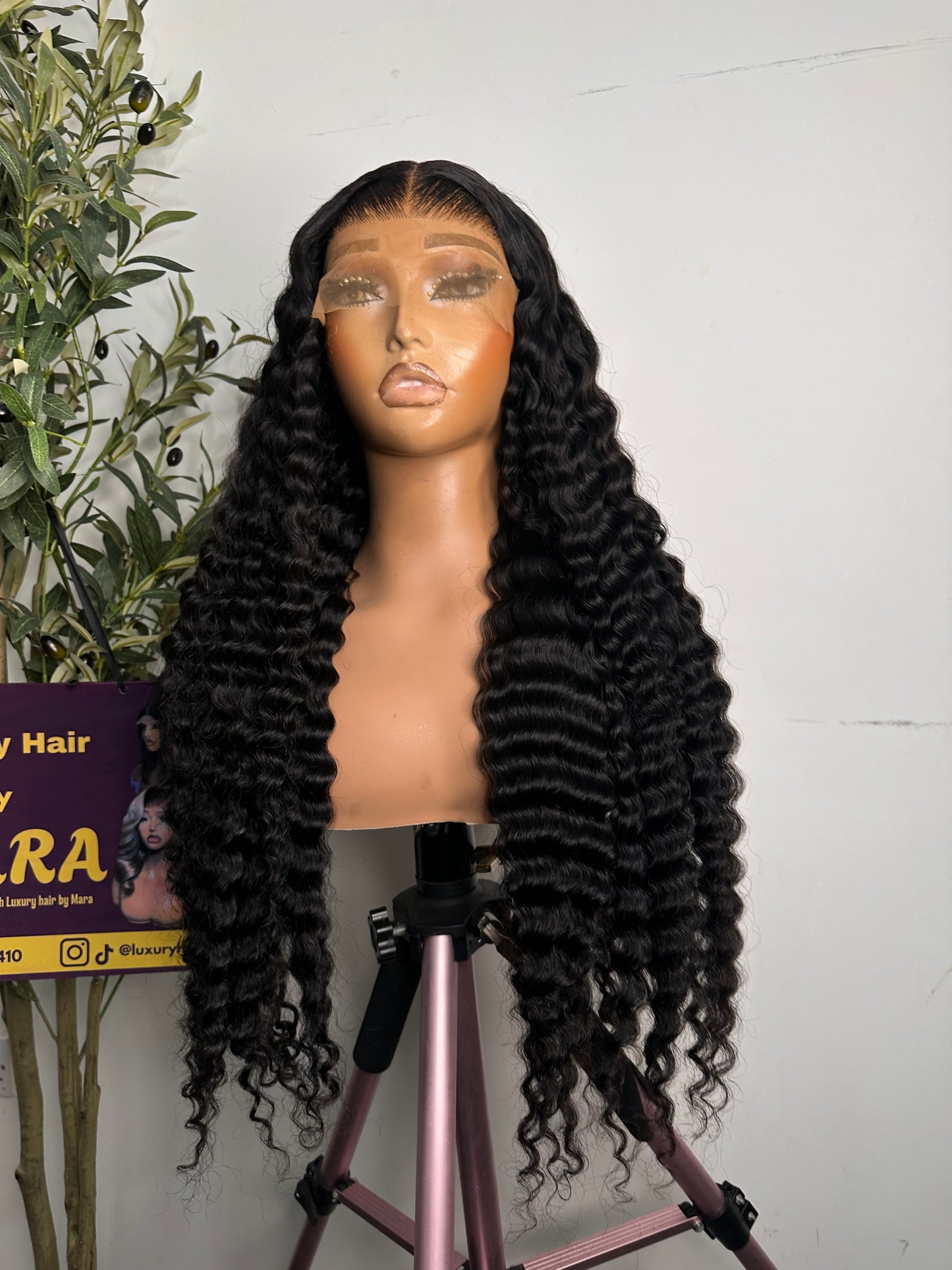 26 inches SDD Soft luna deepwave, 5by5 glueless closure. Natural colour. 350g density .