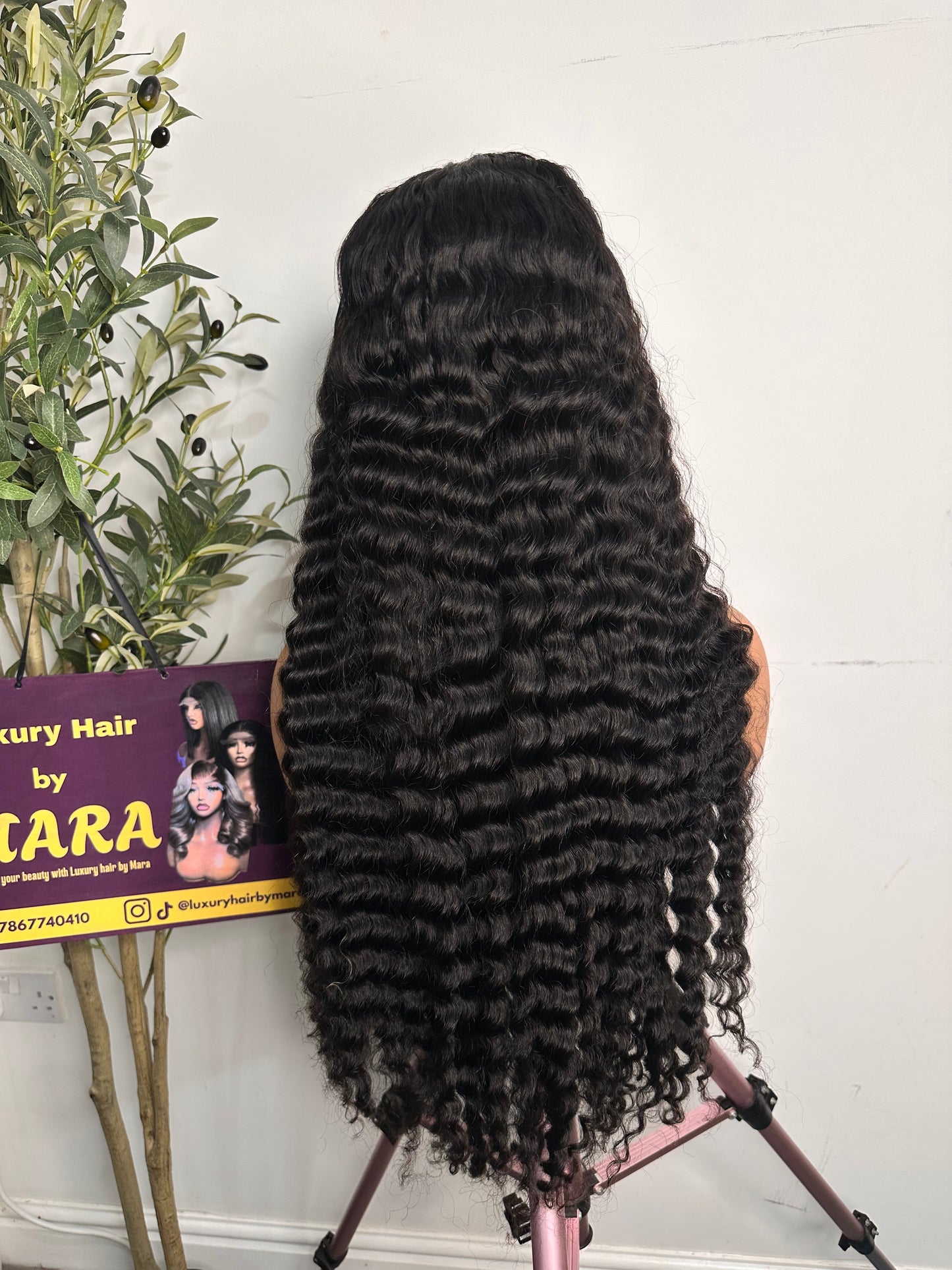 26 inches SDD Soft luna deepwave, 5by5 glueless closure. Natural colour. 350g density .