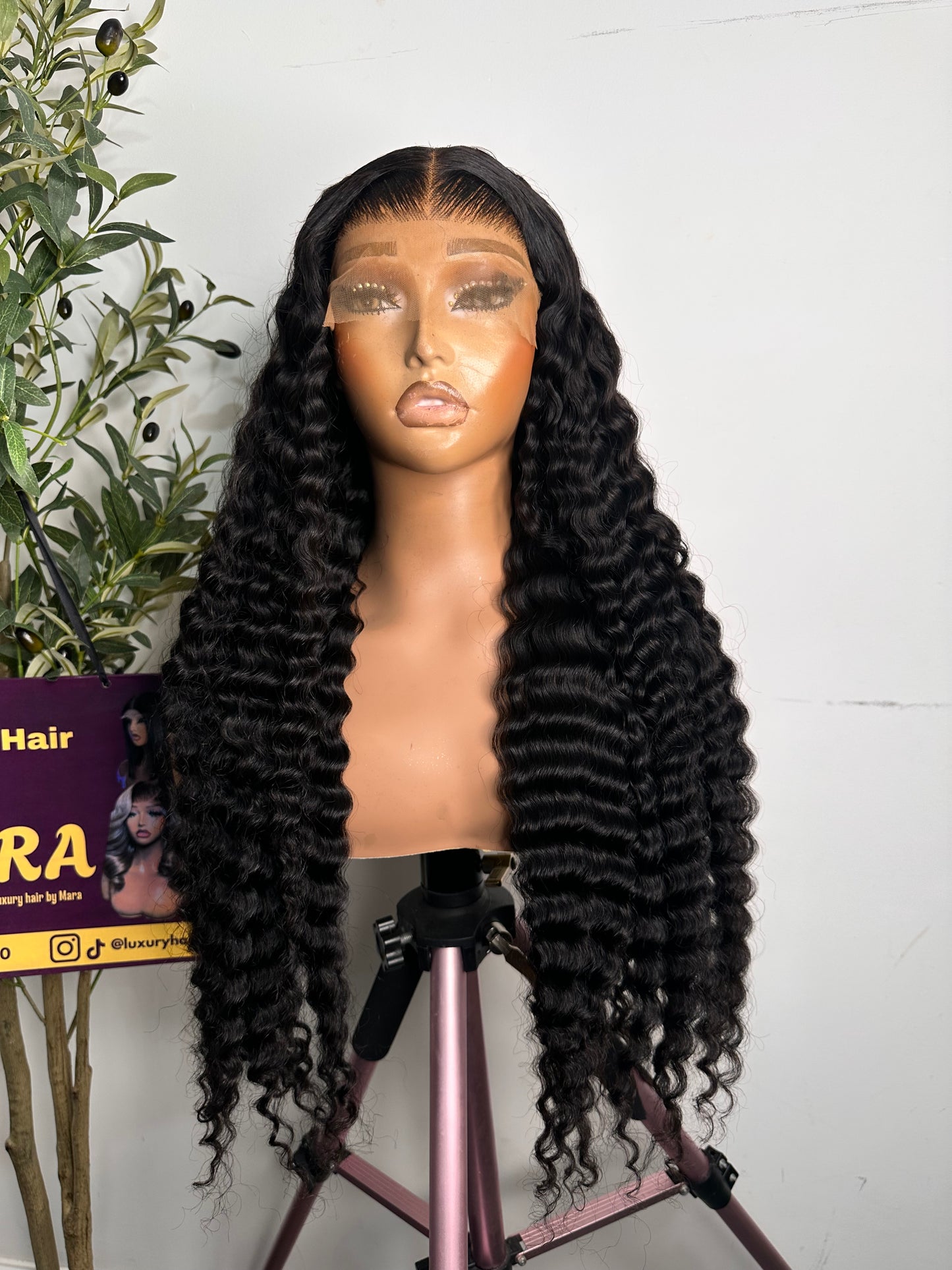 26 inches SDD Soft luna deepwave, 5by5 glueless closure. Natural colour. 350g density .